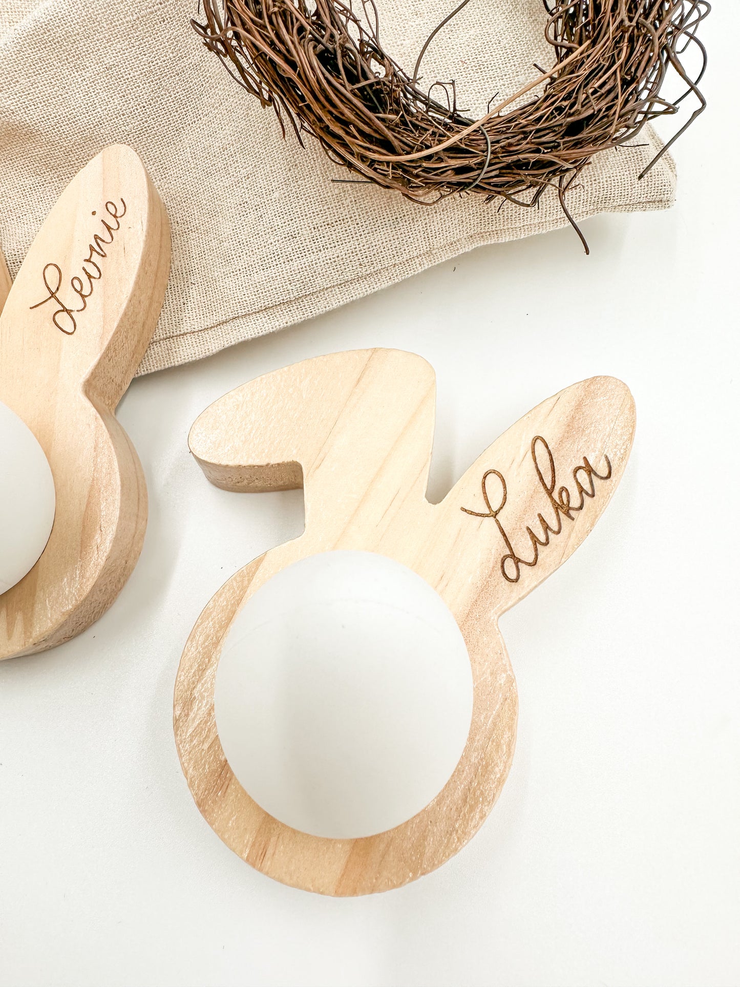 Eierbecher „Hase“ aus Holz mit Namen personalisierbar – Ostergeschenk